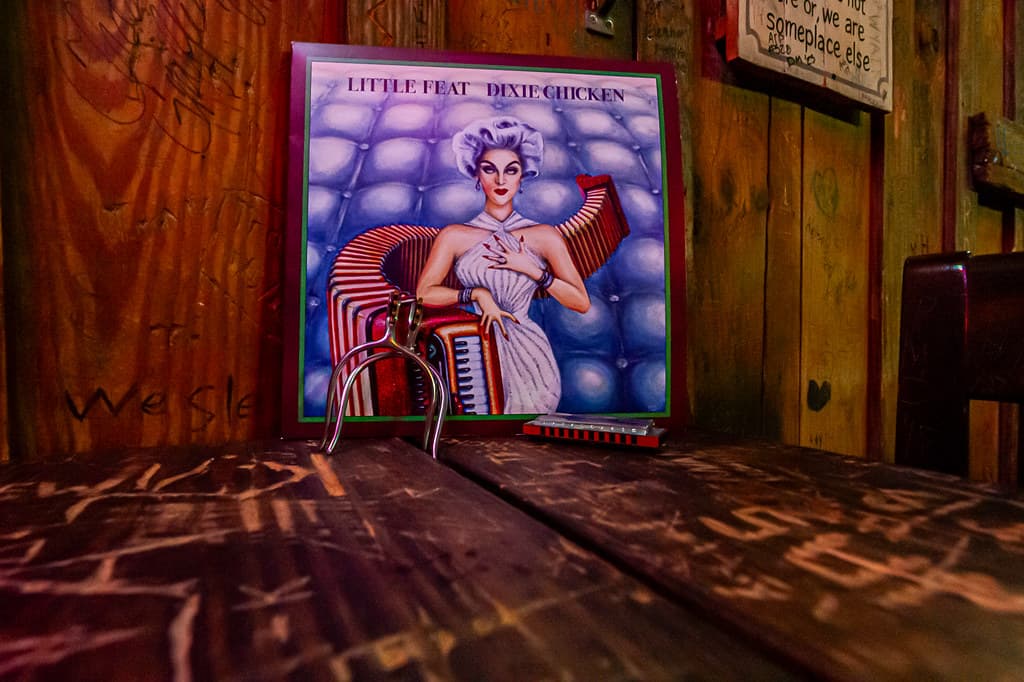 丰叶物流工人正在用扫描枪检查退货换标后的成品箱
