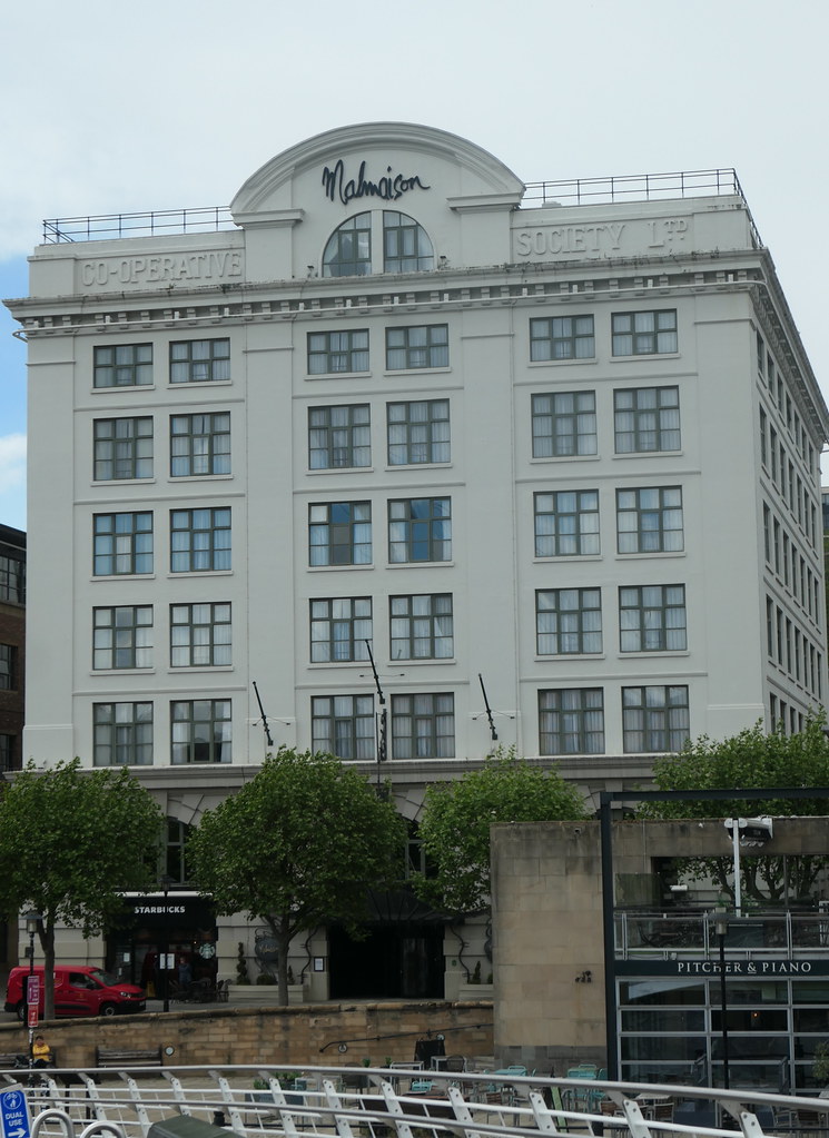 丰叶物流蒙特利尔仓库内景，工人正在扫码入库Shopify一件代发货物